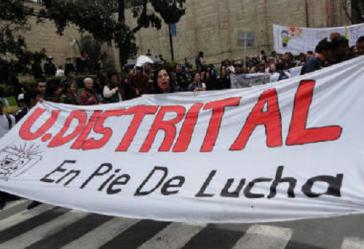 Text des Transparents: "Uni Distrital kämpft weiter"