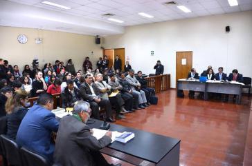 Die sieben Angeklagten bei der ersten Anhörung im Fall Manta und Vilca
