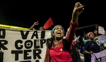 Gegen das Komplott der Eliten: Protest vor dem Senat in Brasília am 9. Mai 2016