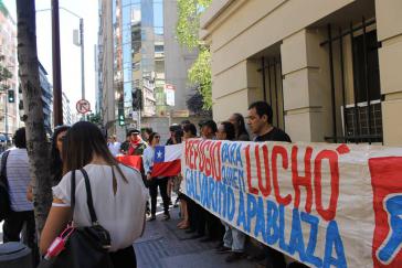 Kundgebung von FPMR-Mitgliedern vor der argentinischen Botschaft in Santiago de Chile gegen die Auslieferung von Galvarino Apablaza. "Schutz für den, der gekämpft hat"
