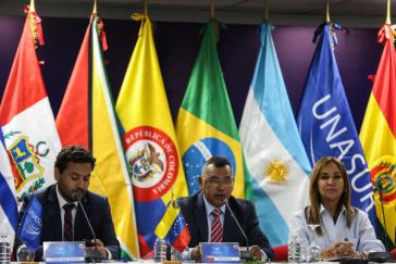 Venezuelas Innen-und Justizminister Reverol (Mitte) beim Unasur-Treffen in Caracas