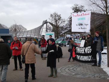 Protest gegen Turbinenlieferung an Großstaudämme (Belo Monte in Brasilien und Agua Zarca in Honduras) bei der Siemens-Hauptverhandlung 2014