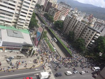 Dieses Foto von der MUD-Homepage zeigt die Demonstranten unweit des CNE-Sitzes in Caracas