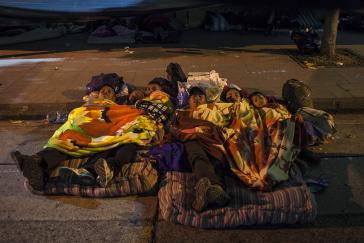 Eine vertriebene Familie übernachtet die dritte Nacht vor dem Präsidentenpalast von Guatemala