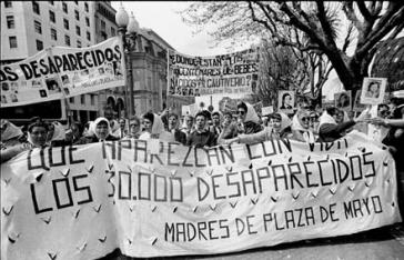 Die Abuelas de la Plaza de Mayo bei einem Protestzug im Jahr 1982