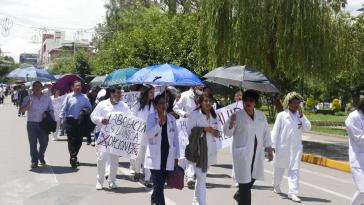 Demonstration für die Abschaffung der Dekrete zur Kontrolle der Finanzierung des Gesundheitswesens und zur Ärztehaftung in Cochabamba, Bolivien