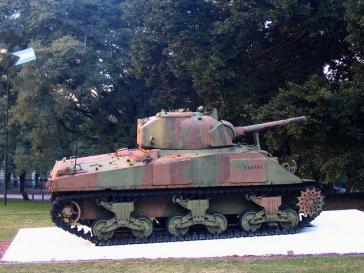Alter Panzer als Denkmal in Buenos Aires, Argentinien