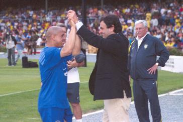 Roberto Carlos (li.) mit dem Politiker Aécio Neves (re.)