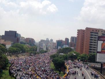 Demonstrationszug der Opposition in Richtung Zentrum auf der Stadtautobahn Francisco Fajardo in Caracas Demonstrationszug der Opposition in Richtung Zentrum auf der Stadtautobahn Francisco Fajardo in Caracas