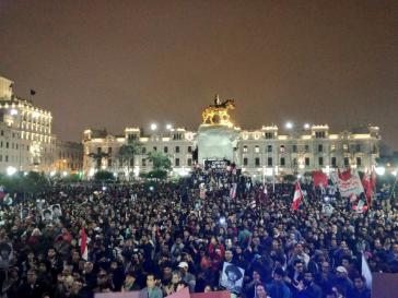 Hunderte Menschen protestieren gegen eine mögliche Begnadigung Fujimoris in Peru
