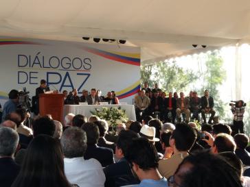 ELN-Kommandant und Verhandlungsleiter Pablo Bertrán bei seiner Ansprache zum offiziellen Auftakt der Verhandlungen in Quito