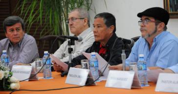 Die Oberkommandierenden der ELN, Nicolás Rodriguez Bautista (links) und der Farc,Timoleón Jiménez bei einer Pressekonferenz in Havanna.