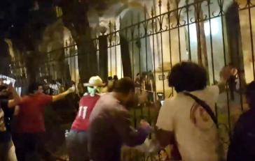 Demonstranten reißen den Zaun um das Parlamentsgebäude in Paraguays Hauptstadt e