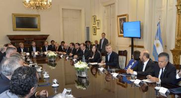 Argentiniens Gouverneure verhandeln mit Präsident Mauricio Macri (4.v.r.)