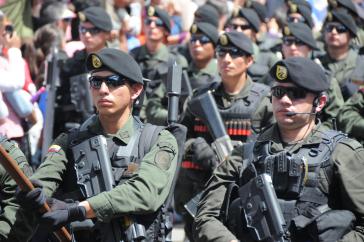 Schwerbewaffnete Mitglieder der Nationalpolizei in Kolumbien