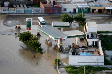 Eine überflutete Tankstelle im Norden Perus