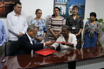 Unterzeichnugn des Vertrages über den ersten Export eines kubanischen Produktes