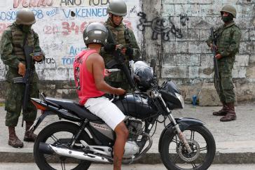 Das brasilianische Militär, hier bei einer Kontrolle in Rio de Janeiro, wird zu unrecht negativ gesehen, so ein General und ehemaliger UNO-Kommandeur