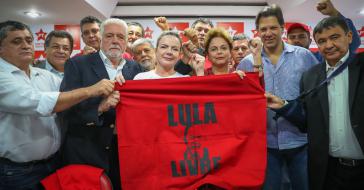 Die PT kämpft für die Freiheit ihres Kandidaten Lula da Silva. Bildmitte: Gleisi Hoffmann (links) und Dilma Rousseff