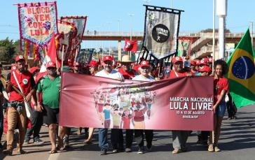 Der argentinische Friedensnobelpreisträger Pérez Esquivel (Bildmitte, hinter dem Transparent) beim landesweiten Marsch für die Freilassung Lula da Silvas in Brasilien