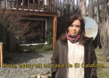 Argentiniens Ex-Präsidentin Kirchner vor ihrem Landhaus in El Calafate, das ebenfalls durchsucht wurde