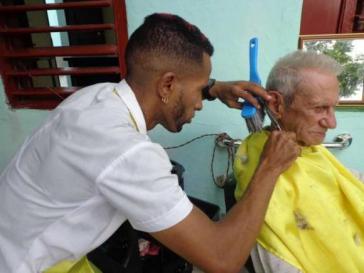 Auch für ihn gelten die neuen Regelungen: Ein Herrenfriseur (Barbero) auf eigene Rechnung in Kuba