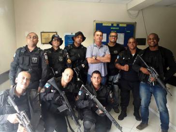 Jair Bolsonaro posiert im Februar 2018 nach einem Polizeieinsatz in der Favela Cidade de Deus, Rio de Janeiro, mit Sondereinheiten der Militärpolizei