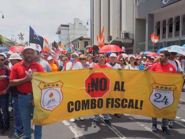 Mitglieder der am Generalstreik beteiligten Lehrergewerkschaft APSE bei einer Demonstration gegen die Steuerreform in Costa Rica