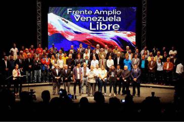 Victór Márquez vom Professorenverband der Zentraluniversität von Venezuela liest das Manifest der "Frente Amplio" vor