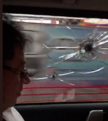Präsidentschaftskandidat Petro in seinem Wagen während des Attentats. In der Scheibe sind offenbar Einschusslöcher zu sehen
