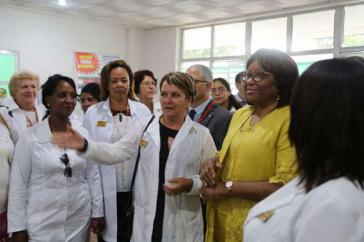 Die Direktorin der Panamerikanischen Gesundheitsorganisation Carissa Etienne (im gelben Kleid) besuchte in Matanzas das Poliklinikum Carlos Verdugo, das mit 23 Familienpraxen und drei Apotheken etwa 26.000 Einwohnern betreut