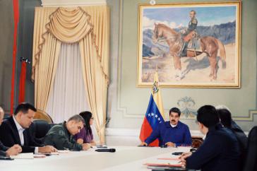 Venezuelas Präsident Maduro gab gemeinsam mit seinem Kabinett die Wirtschaftsreformen bekannt