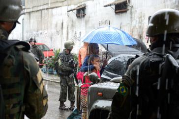 Fahrzeugkontrolle durch Militärs in einem Armenviertel im Osten Rio de Janeiros, Brasilien