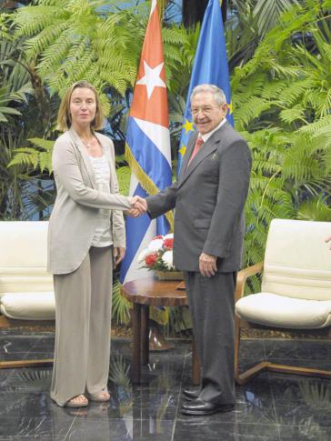 Raúl Castro und Federica Mogherini