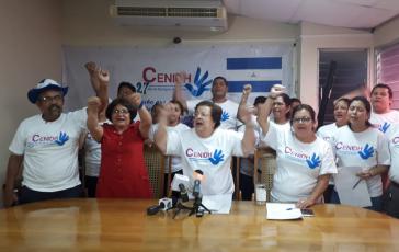 Cenidh-Aktivisten bei der Pressekonferenz nach dem Parlamentsbeschluss. Dritte von Links: Vilma Núñez, die langjährige Präsidentin. Sie wurde 2017 vom US-Außenministerium mit dem "Internationalen Preis für mutige Frauen" ausgezeichnet