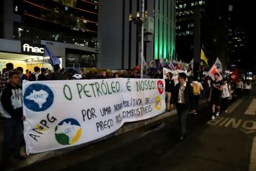 Protestierende vor der Petrobras-Zentrale in Rio de Janeiro, Brasilien