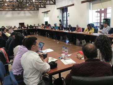 Vertreter einer Kommission der Zivilgesellschaft und ELN-Guerilla bei ihrer Zusammenkunft  am 10. Februar in Quito, Ecuador. Sie fordern eine direkte Beteiligung sozialer Organisationen an den Friedensverhandlungen