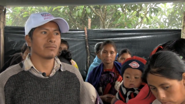 Vertriebene indigene Familien im Hochland von Chiapas kommen in dem Video zu Wort