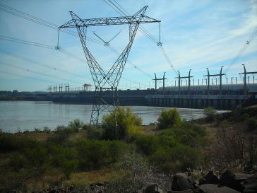 Das Wasserkraftwerk am Staudamm von Salto Grande an der Grenze von Argentinien zu Paraguay soll wegen Leitungsschäden einer der beiden "Hauptschuldigen" für den Stromausfall sein
