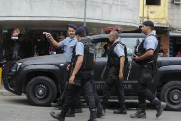 Angehörige der Landespolizei von Rio de Janeiro (Policia Militar) haben gesuchte Mitglieder der Milizen vor Festnahmen gewarnt. Häufig sind Milizionäre selbst Polizisten