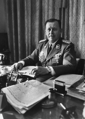 Der ehemalige paraguayische Diktator Alfredo Stroessner an seinem Schreibtisch
