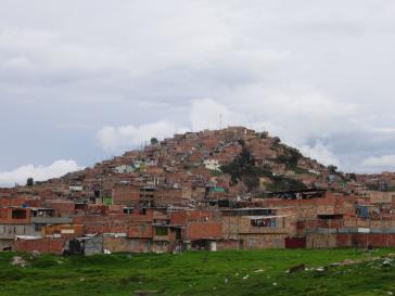 In Bogotá sollen rund 1,4 Millionen Slum-Bewohner durch paramilitärische Drogenbanden gefährdet sein