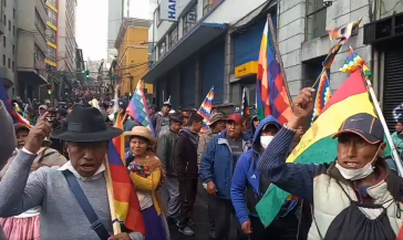 Die Parole bei der Großdemonstration in La Paz am Mittwoch lautete: "Añez, Rassistin, wir wollen deinen Rücktritt, das Volk will dich nicht" (Añez, racista, queremos tu renuncia, el pueblo no te quiere)