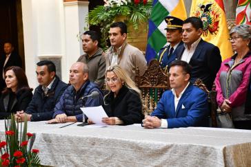 Boliviens "Innenminister" Murillo, hier links neben der selbsternannten Interimspräsidentin Áñez
