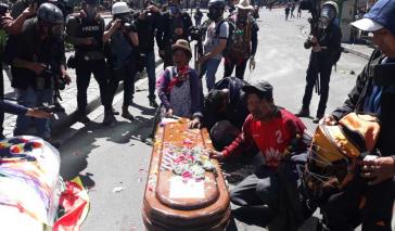 Demonstranten gegen das De-facto-Regime in Bolivien betrauern ein Todesopfer