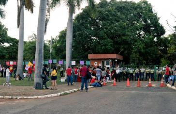 Militärpolizei vor der Botschaft nach dem Rückzug der Guaidó-Anhänger