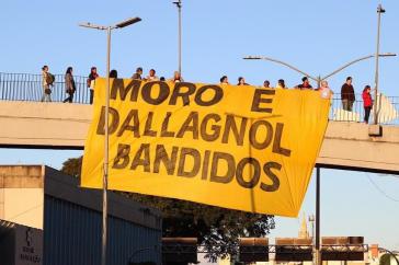 "Moro und Dallgnol Kriminielle". Landesweit, wie hier in Belo Horizonte, kam es zu Protestaktionen gegen den Lava Jato-Richter Sergio Moro und den Staatsanwalt Deltan Dallagnol wegen ihrer Parteilichkeit im Prozess gegen Lula da Silva.