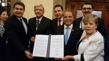 Die Generalsekretärin der Cepal, Alicia Bárcena (rechts) präsentierte im Beisein des mexikanischen Präsidenten López Obrador (3.v.l.) einen Plan, um der massenhaften Migration in Zentralamerika entgegenzuwirken
