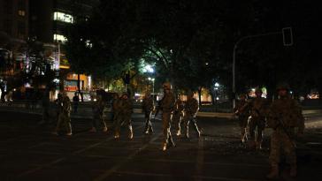 Soldaten auf den Straßen von Santiago in der Nacht zum Sonntag
