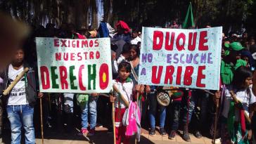 Vergeblich warten Protestierende auf den Präsideten Duque. "Wir fordern unsere Rechte ein." "Duque hör nicht auf Uribe."